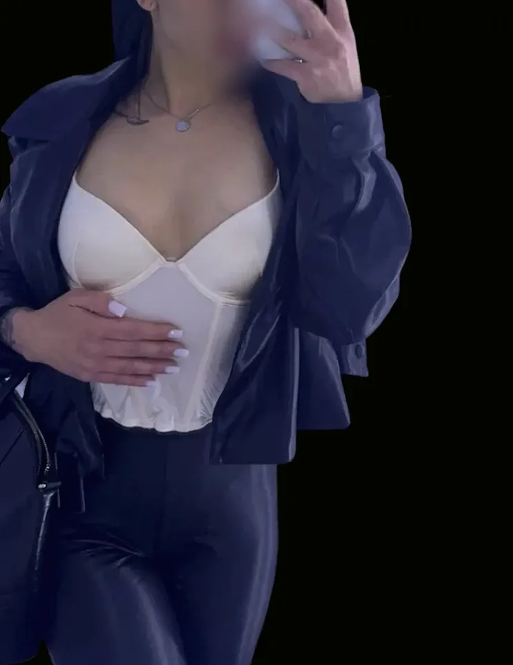 Carla, 24